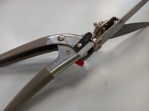 TIJERA CORTA CESPED MANUAL BELLOTA