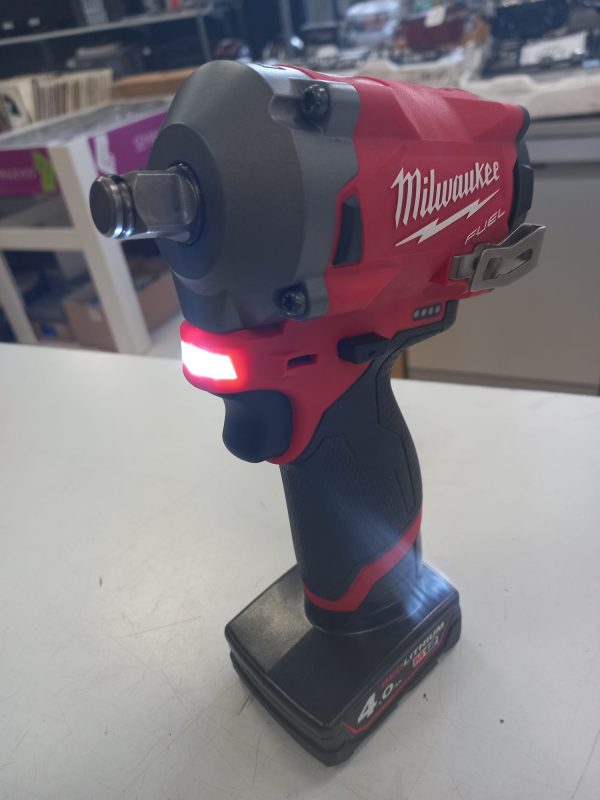 PISTOLA DE IMPACTO MILWAUKEE M12FIWF12 + BATERIA 4AH - Imagen 2