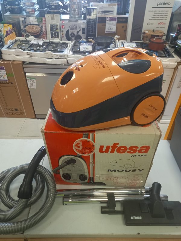 ASPIRADOR CON BOLSA UFESA AT 4205