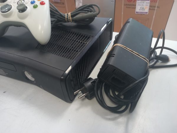 CONSOLA XBOX 360 4GB + MANDO CON CABLE - Imagen 3