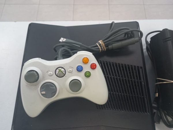 CONSOLA XBOX 360 4GB + MANDO CON CABLE - Imagen 2