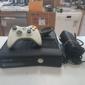 CONSOLA XBOX 360 4GB + MANDO CON CABLE