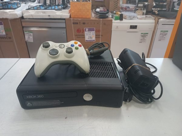 CONSOLA XBOX 360 4GB + MANDO CON CABLE