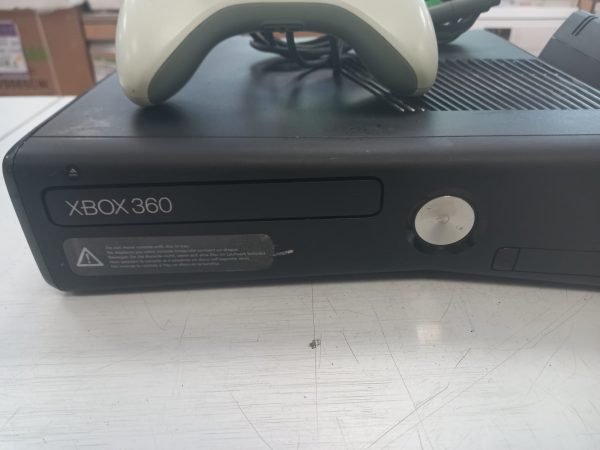 CONSOLA XBOX 360 4GB + MANDO CON CABLE - Imagen 4
