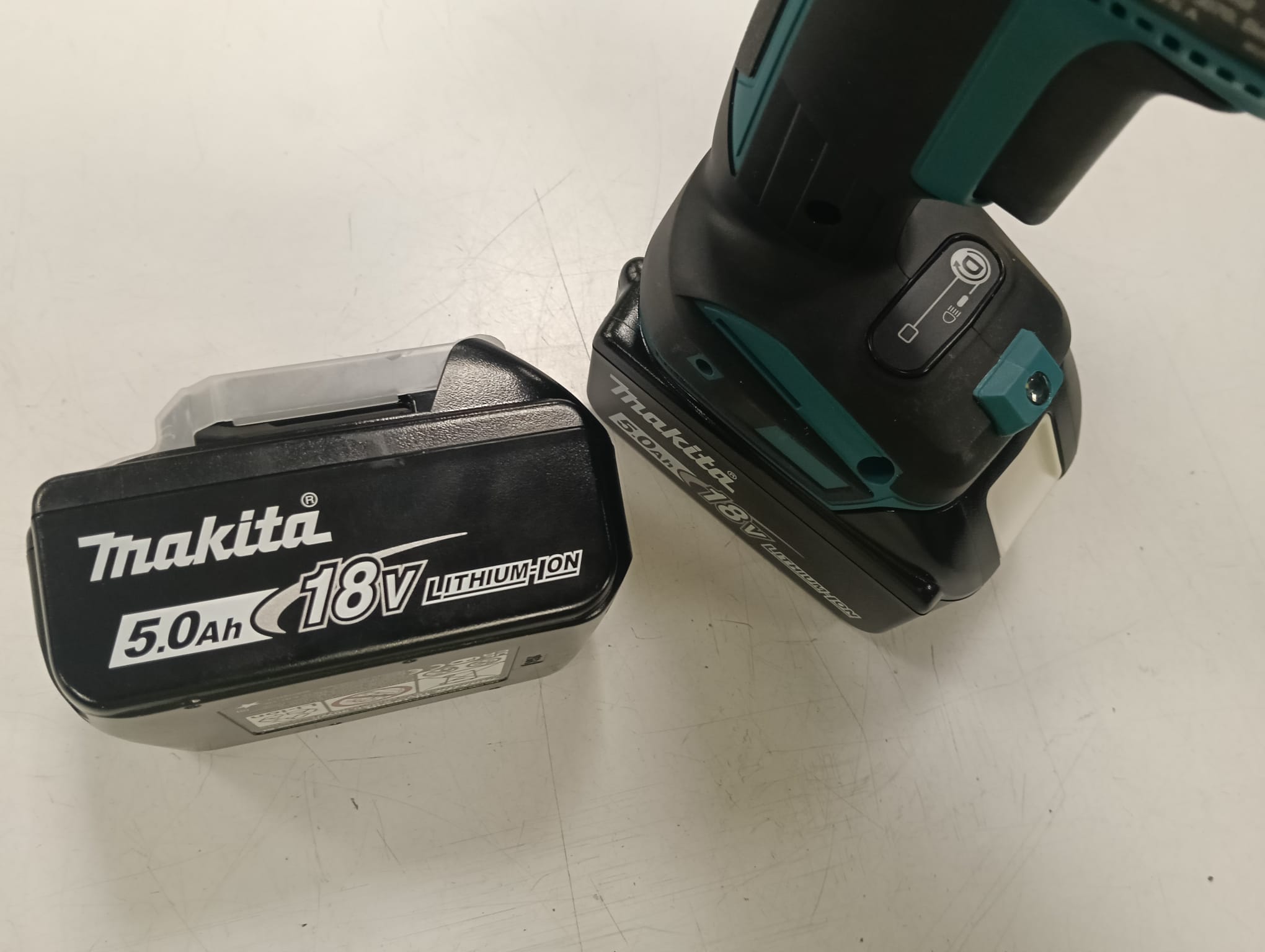 ATORNILLADOR PLADUR/YESO MAKITA DFS250Z + 2 BATERIAS 5AH - Imagen 4