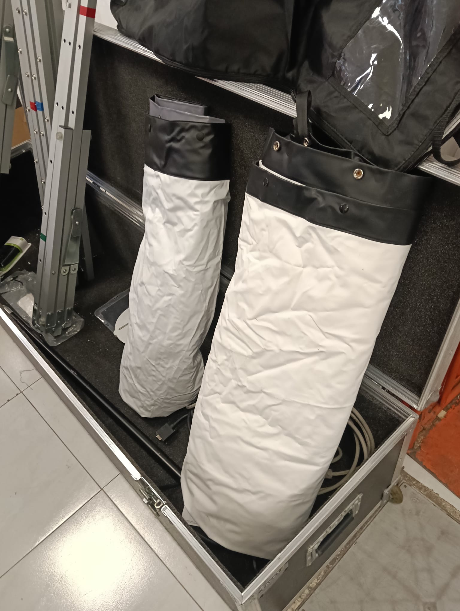 PANTALLA DE PROYECTOR AV STUMPFL MONOBLOX 300X230 + MALETA RIGIDA - Imagen 3