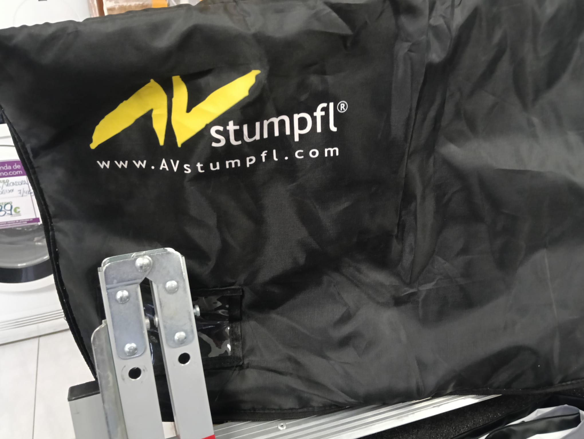 PANTALLA DE PROYECTOR AV STUMPFL MONOBLOX 300X230 + MALETA RIGIDA - Imagen 4