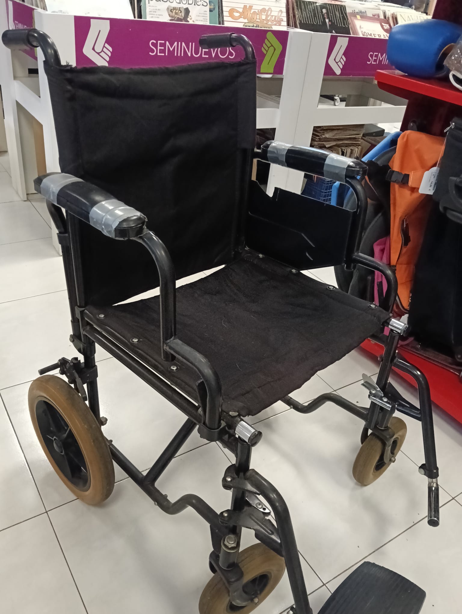 SILLA RUEDAS NEGRA (FALTA REPOSAPIES) - Imagen 4