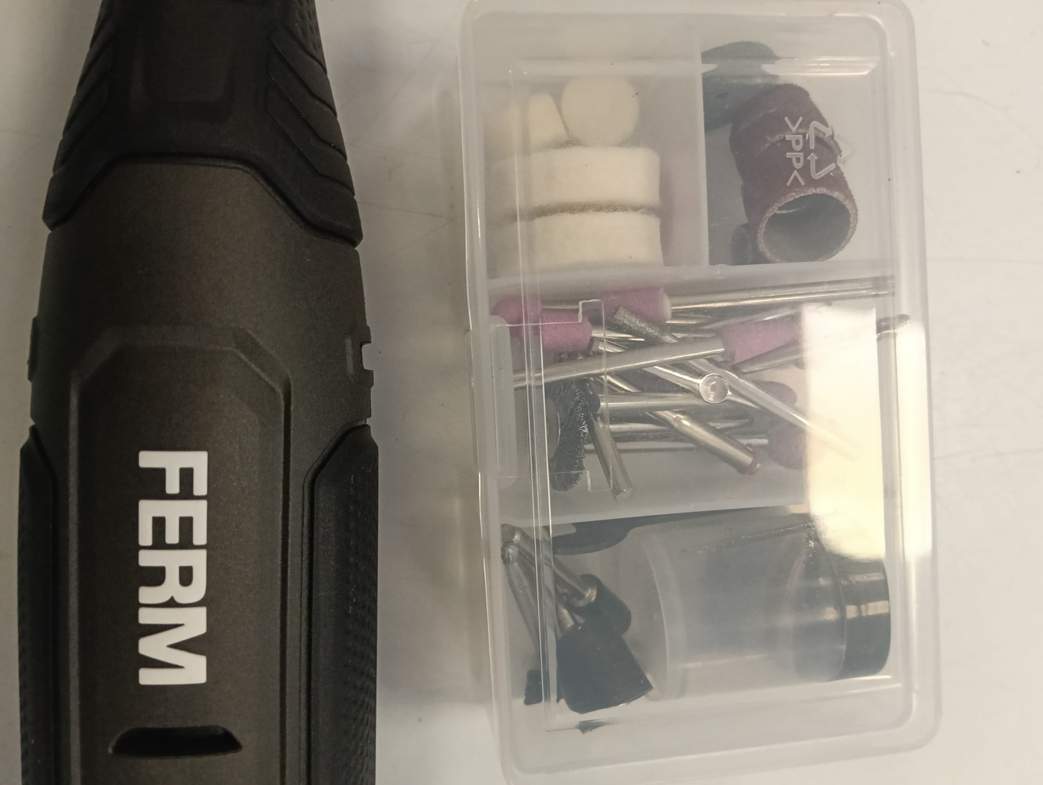 MULTIHERRAMIENTA FERM CTM1032 CON ACCESORIOS - Imagen 2