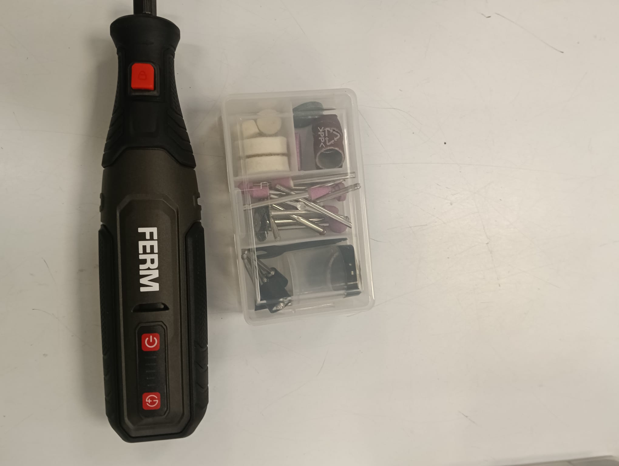 MULTIHERRAMIENTA FERM CTM1032 CON ACCESORIOS
