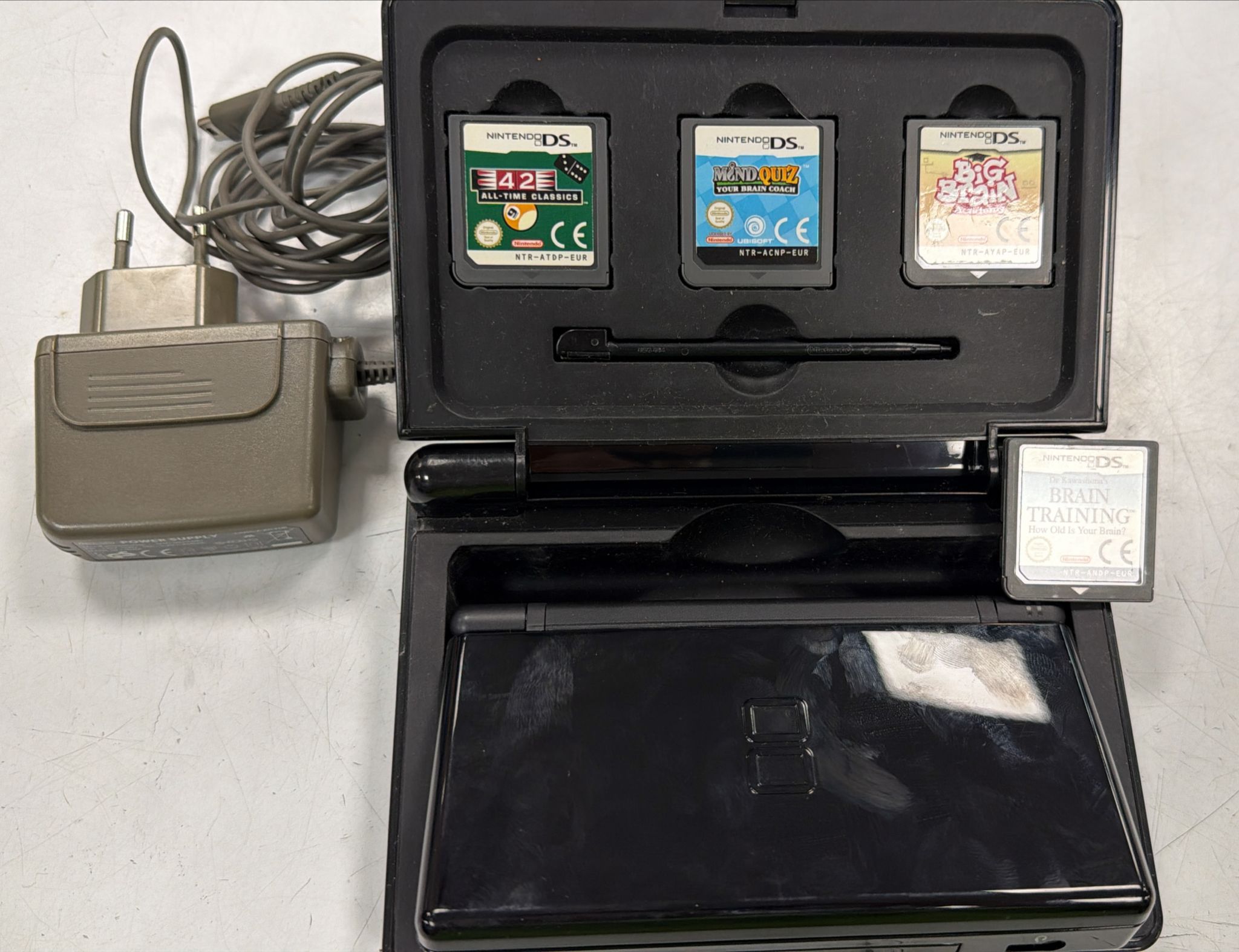 CONSOLA NINTENDO DS LITE NEGRA + CARTUCHOS + FUNDA - Imagen 4