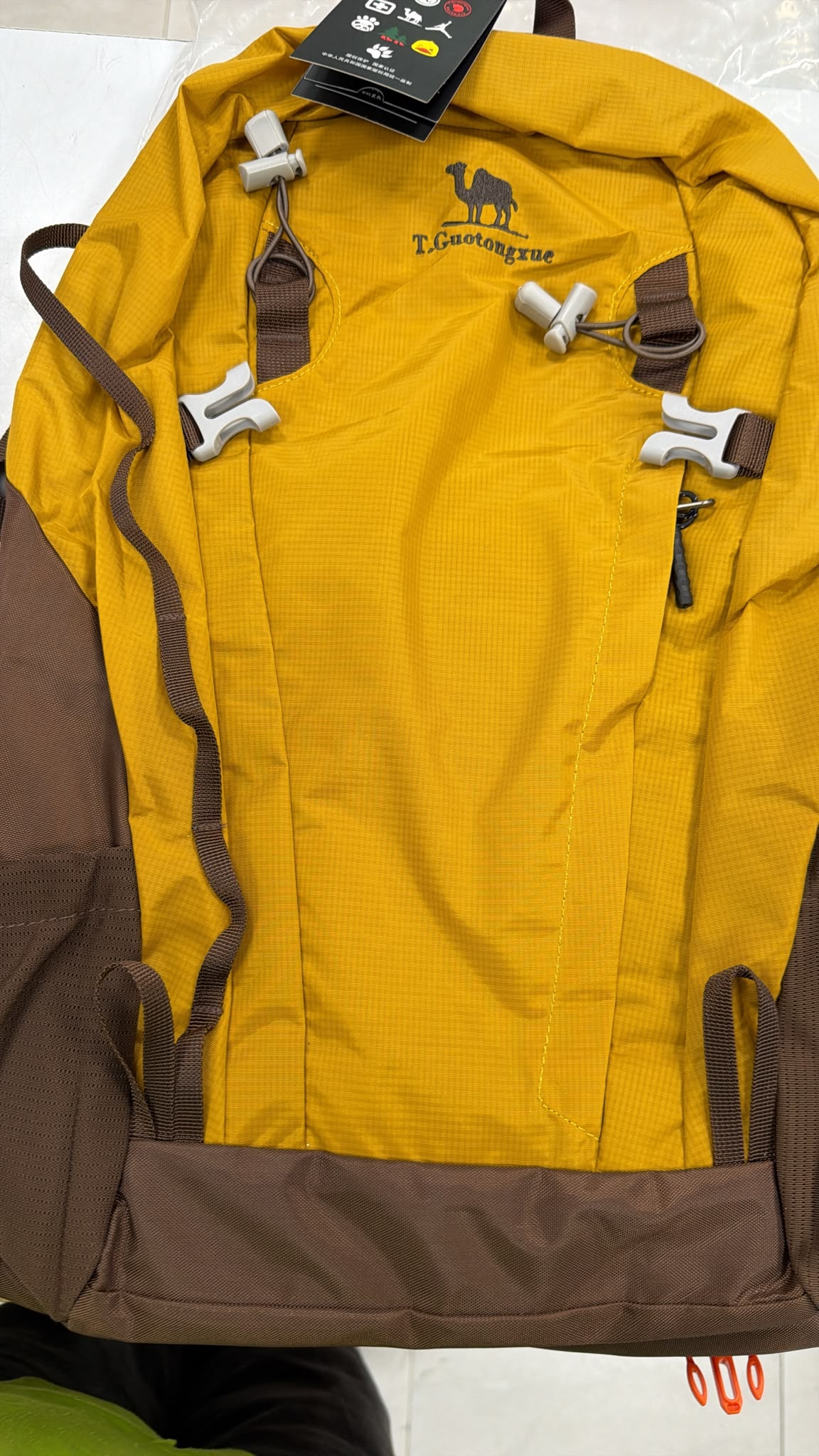 MOCHILA TÉCNICA T.GUOTONGXUE (COLOR MOSTAZA)