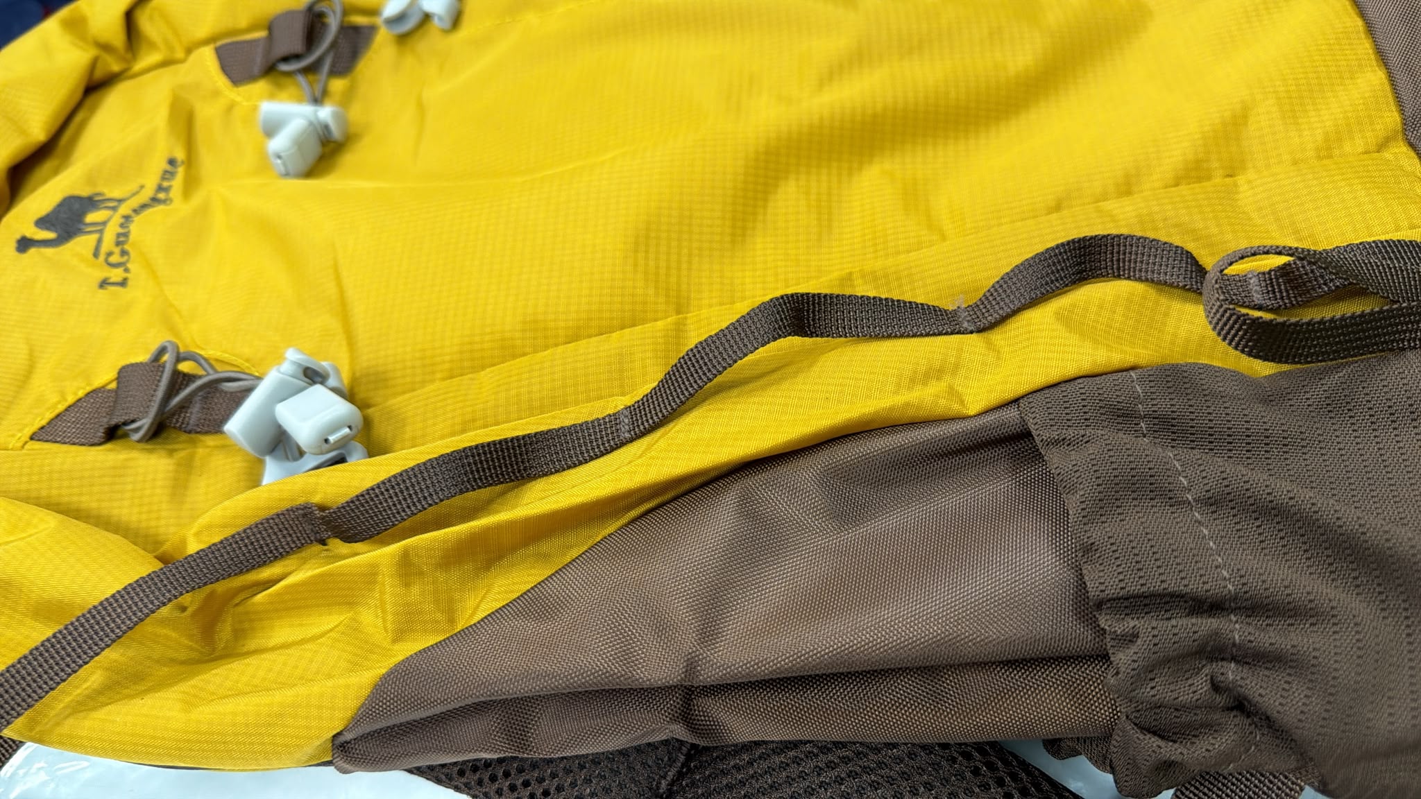 MOCHILA TÉCNICA T.GUOTONGXUE (COLOR MOSTAZA) - Imagen 2